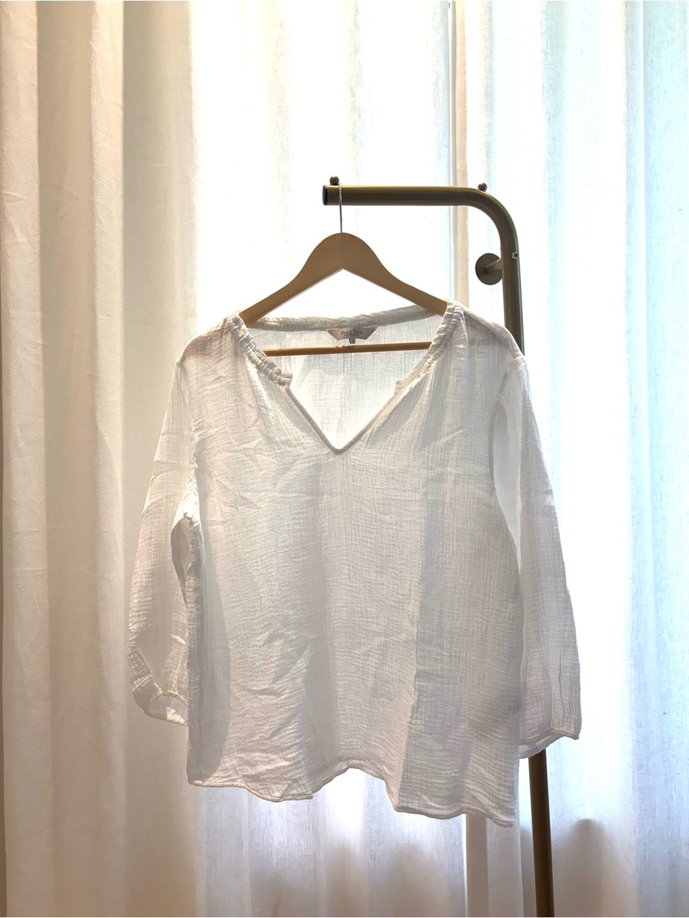 Lightweight White V-Neck Women’s Top Approx Size Oversized L